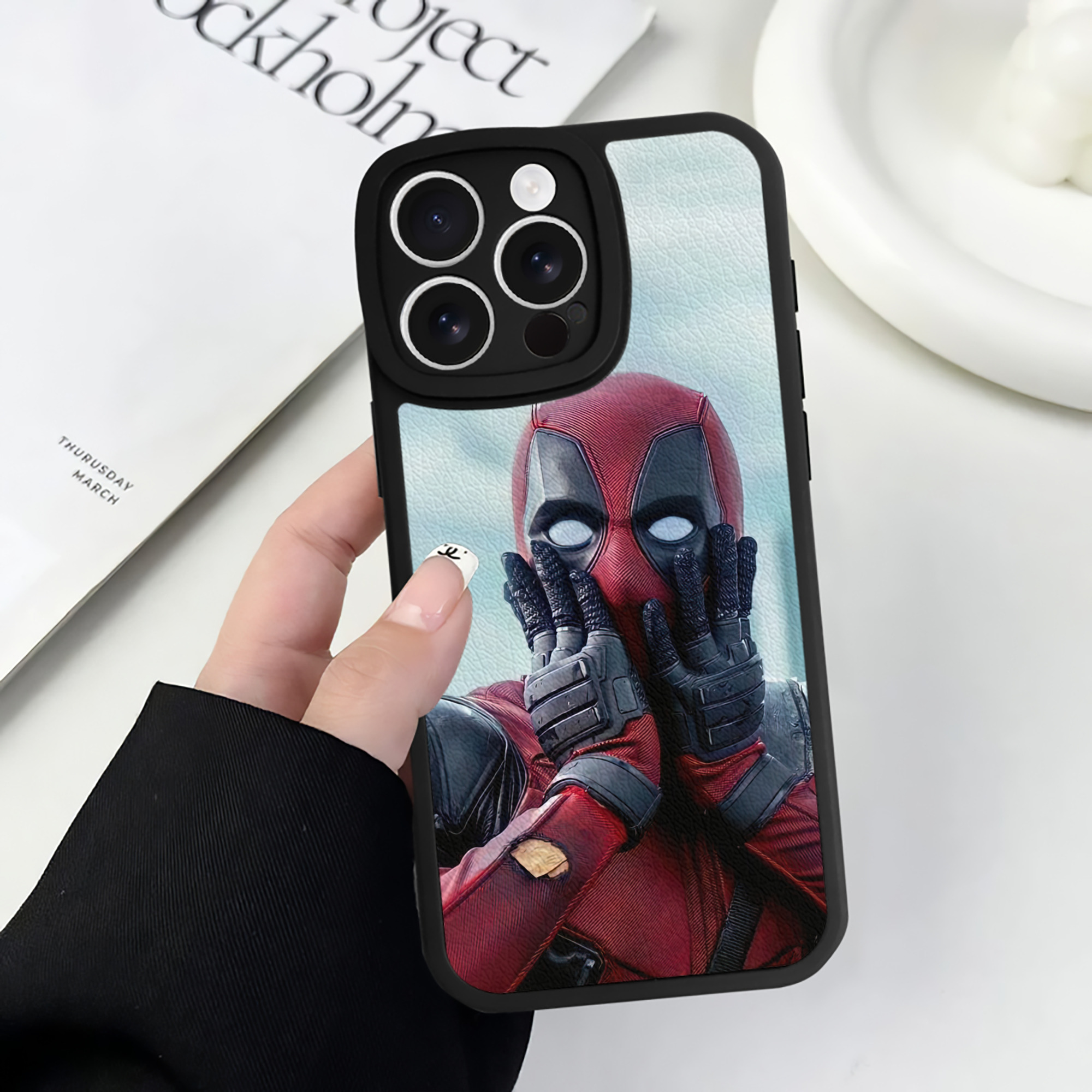 （画像用） Deadpool デッドプール 【iPhone 16シリーズ対応】シリコンスマホケース（レザー調） 材質：シリコン